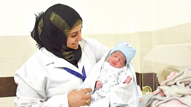 Afrin'de biri büyük toplam üç hastane ve 23 sağlık merkezi ile günlük yaklaşık bin kişiye ücretsiz hizmet veriliyor.