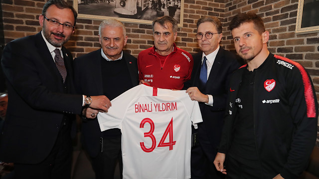 Binali Yıldırım'a 34 numaralı milli takım forması hediye edildi.