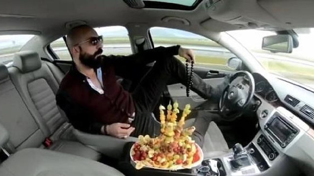 Ayağıyla otomobil kullanıp, meyve yiyen Abdülkadir Erdoğan
