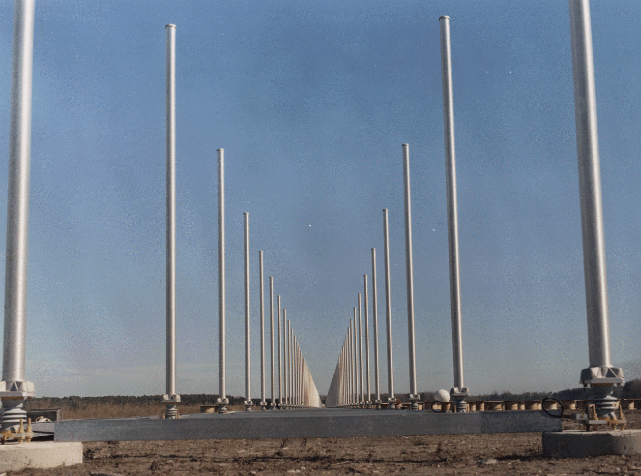 Dikey bir şekilde sıralanmış radar antenleri.