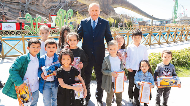 Cumhurbaşkanı Erdoğan, çocuklara hediyeler verdi.