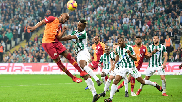 Galatasaray'ın stoperleri Luyindama ve Marcao hava toplarındaki başarısıyla ön plana çıkıyor.