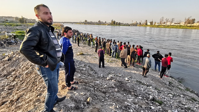 Irak'ın Musul kentindeki Dicle Nehri açıklarında bulunan El-Cezire Parkı'nda feribot battı.
