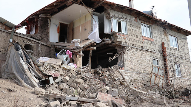 Acıpayam'daki depremde bazı evlerde hasar meydana geldi. 