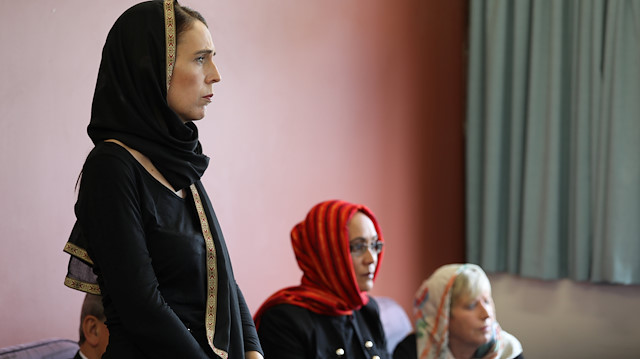 Yeni Zelanda Başbakanı Ardern, hayatını kaybedenlerin ailelerine ziyareti sırasında başörtüsü takmıştı.