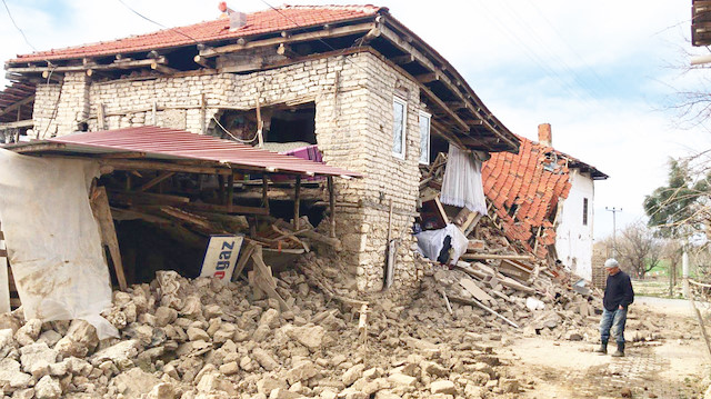 Deprem nedeniyle hasar gören evlerde enkaz kaldırma çalışması başlatıldı.