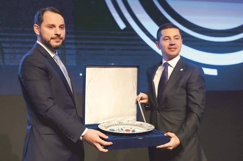 Otomotiv Yetkili Satıcıları Derneği Başkanı Murat Şahsuvaroğlu (sağda) Bakan Berat Albayrak’a (solda) plaket takdim etti.