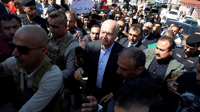 ​بعد حادثة العبارة... أهالي الموصل يهاجمون الرئيس العراقي ومحافظ نينوى بالحجارة (فيديو)