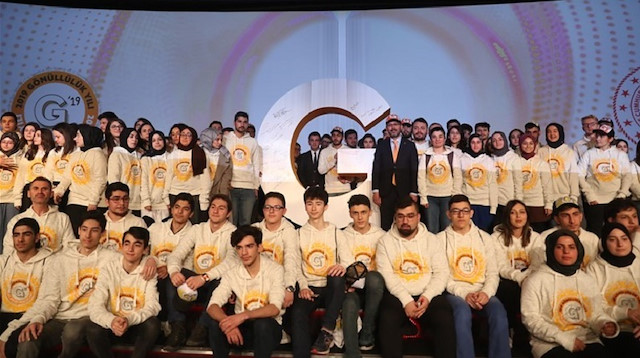 Gençlik ve Spor Bakanı Mehmet Muharrem Kasapoğlu ve genç gönüllüler.