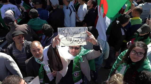 الجزائر.. تواصل المظاهرات الحاشدة في الجمعة الخامسة للحراك (شاهد)