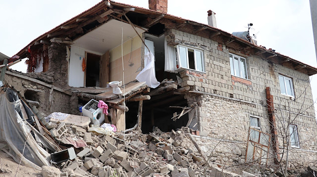 Acıpayam'daki depremde bazı evlerde hasar meydana gelmişti.