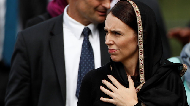 Yeni Zelandalı kadınlar sembolik başörtüsü takarak Müslümanlara destek verdi. 