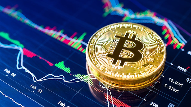 her hafta 10 bin dolarlık Bitcoin aldığını da açıklayan Dorsey, bu hamlesiyle kripto para piyasasını daha yaygın hale getirmeyi hedefliyor.