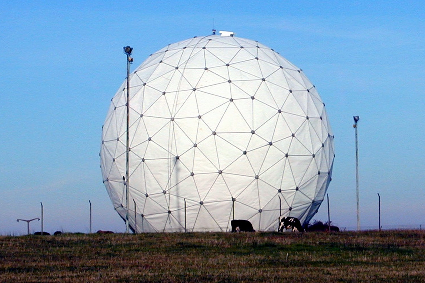 Askeri radar üsleri oldukça geniş çaplı bir alanın izlenmesi kabiliyetine sahip olabiliyor.