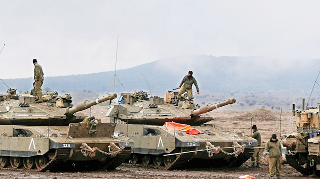 Golan Tepeleri’ni işgal eden İsrail güçleri.