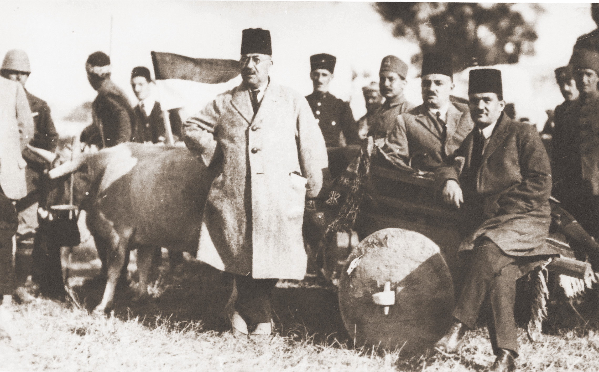 İnönü Savaşı’nın yıldönümünde bölgeye bir heyetle ziyaret yapılıyor. Kağnının önünde ayakta olan kişi Ferid İbrahim. Kağnının üzerinde oturan kişi ise Yahya Kemal Beyatlı. (Taha Toros arşivi)