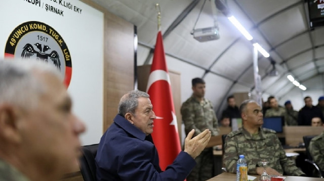 وزير الدفاع التركي يتفقد الوحدات على الحدود مع سوريا