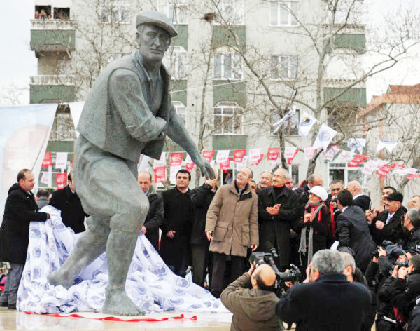 Heykellerin açılış törenlerine Kemal Kılıçdaroğlu da katıldı.