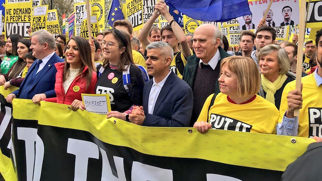 Londra'nın Belediye Başkanı Sadık Khan da gösterilere katıldı. 