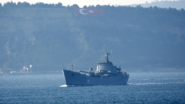 148 borda numaralı 'Orsk' adlı savaş gemisi Çanakkale Boğazı'ndan geçerken.