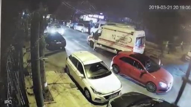 Bakırköy'de ambulans şoförüne darp kamerada