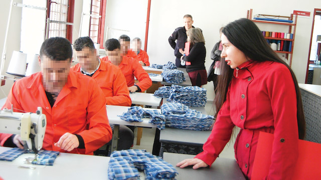 Arkadaşımız Mesude Demirhan, terlik üretimi yapılan atölyede çalışan mahkumlarla sohbet ederken.