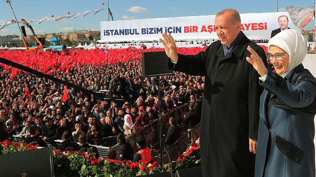 Cumhurbaşkanı Erdoğan ve Emine Erdoğan miting alanında.