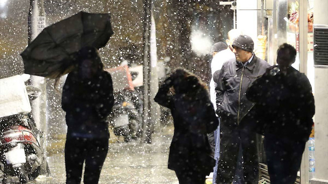 Soğuk ve yağmurlu havadan olumsuz etkilenen bazı vatandaşlar.