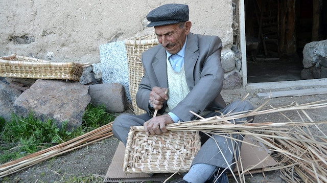 78 yaşındaki Turan Mehmet Söbe hasır sepetler yapıyor.