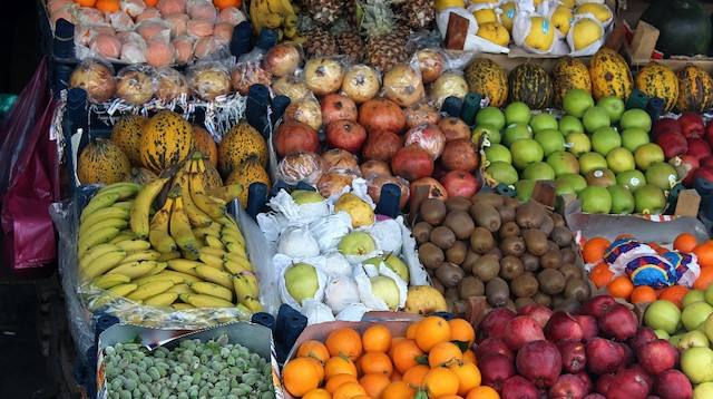 Sebze ve meyve satıcısı Hüseyin Alallı "Bu tür meyveler zengin işi oldu. Normal vatandaşlar bu meyveden yiyemiyor” dedi.
