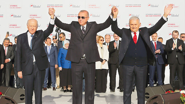 Erdoğan, Bahçeli ve Yıldırım, Cumhur İttifakı’nın Yenikapı’daki mitinginde sahneye birlikte çıkarak vatandaşları selamladı. Eski Başbakanlardan Tansu Çiller de mitinge katıldı.