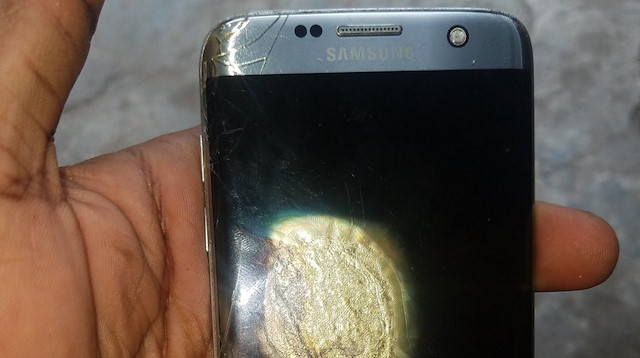Kendi kendine alev alan Samsung Galaxy S7 Edge'in üzerindeki hasar net bir şekilde görülüyor.