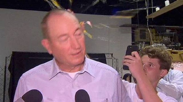Irkçı ve sağcı tutumuyla tepki çeken Avustralyalı senatör açıklama yaptığı sırada kafasında yumurta kırıldı.