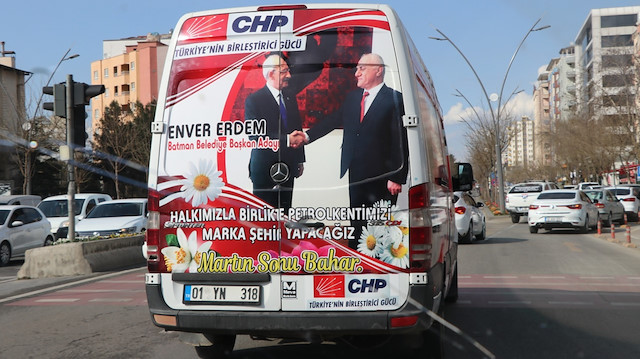 CHP'nin seçim minibüsünden Demirtaş'ın şarkısı seslendirildi. 