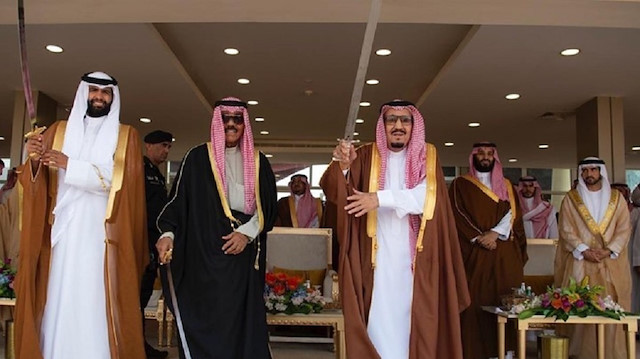 ​جدل بعد رقص أمير قطري مع الملك سلمان وأمير كويتي (شاهد)‎