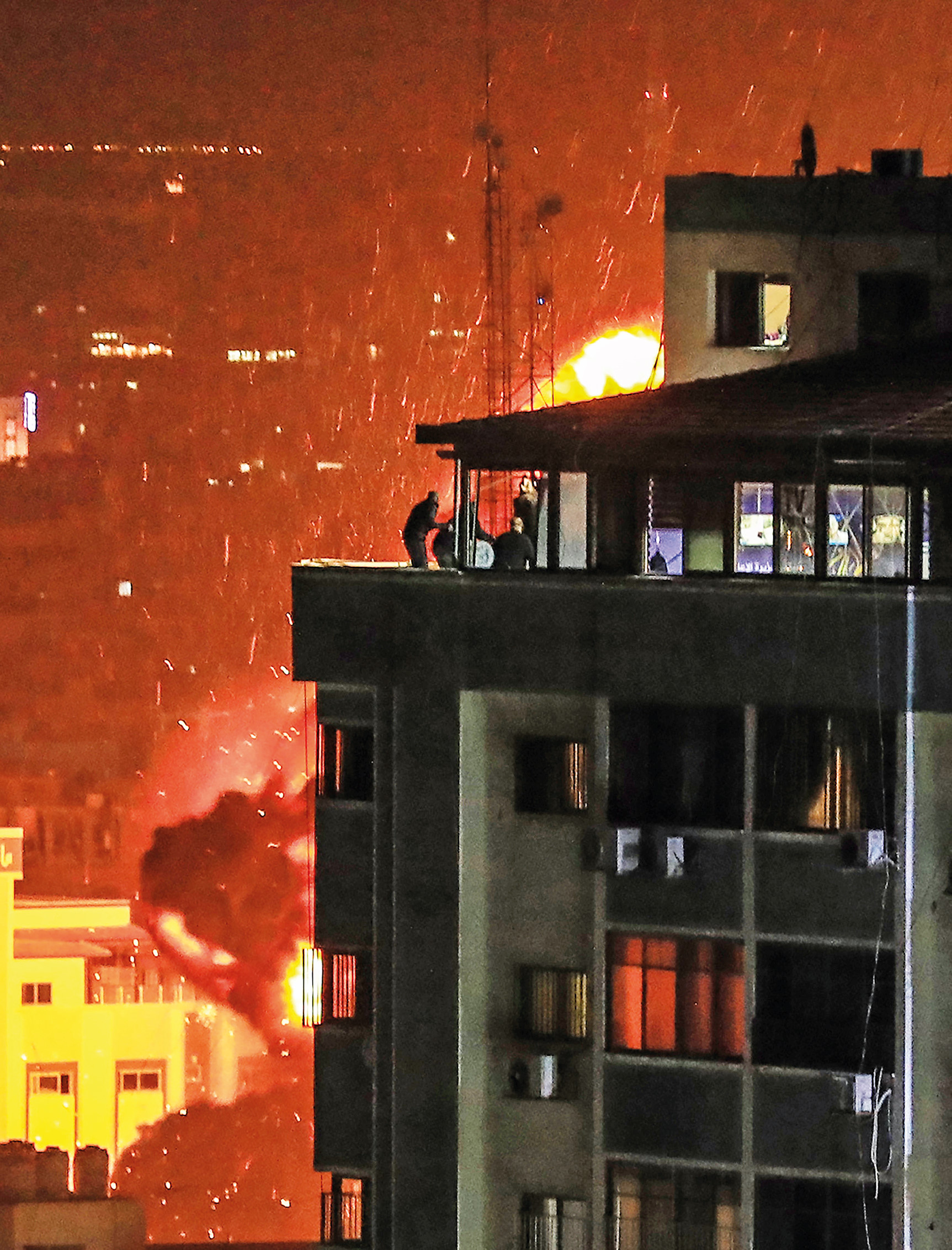 İsrail işgal güçleri, akşam saatlerinde Gazze'deki sivil yerleşim bölgelerini vurdu.