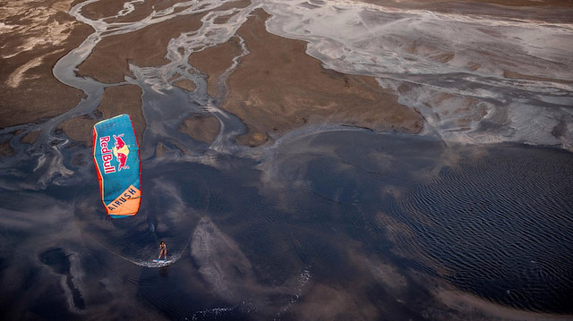 بحيرة "توز" التركية تستضيف "التزلج المائي بالمظلات" في مايو
