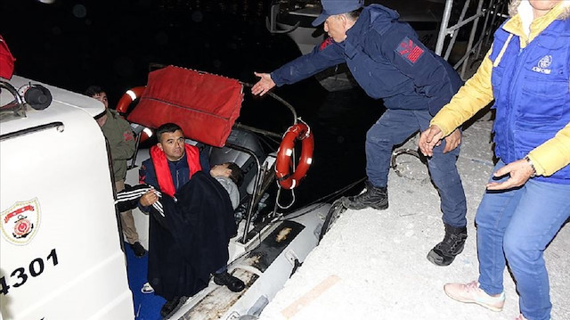 Batan göçmen teknesine yardım ekipleri ulaştı