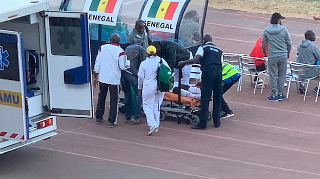 Galatasaray'ın yıldızı Mbaye Diagne, Senegal'in Mali ile oynadığı maçta ciddi bir şekilde sakatlandı. Diagne, ambulansla hastaneye kaldırıldı.