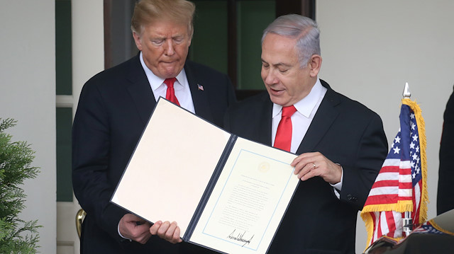 Göreve geldiği günden bu yana İsrail lehine çok sayıda karara imza atan Trump, İsrail'deki seçimler öncesi Golan Tepeleri kararnamesini Netanyahu'ya hediye etti.