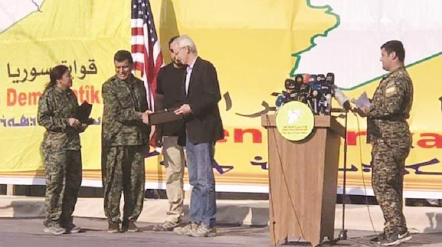 ABD’liler, PKK elebaşlarından Şahin Cilo’ya plaket verdi.
