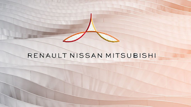 Renault-Nissan-Mitsubishi ve Microsoft'un ortak çalışmasıyla ortaya çıkan otomotiv sektörünün ilk global internet bağlantılı araç programı, Microsoft Azure tarafından bulut, yapay zeka (AI) ve nesnelerin interneti teknolojileri kullanılarak hayata geçirilecek.