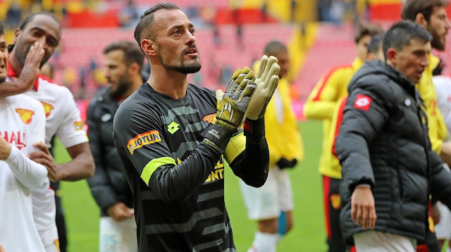 Kariyerinde 3 UEFA Avrupa Ligi Kupası bulunan deneyimli eldiven, yaşadığı ağır sakatlıklara rağmen Göztepe’de yeniden doğdu. 