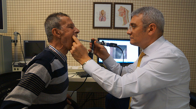 68 yaşındaki emekli Atacan, aylarca sesi kısık bir halde yaşadı.