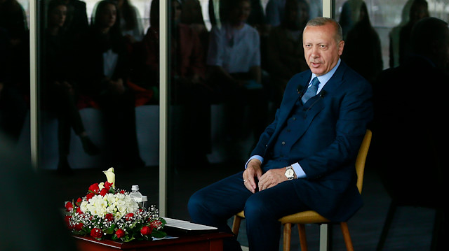 Cumhurbaşkanı Recep Tayyip Erdoğan, Ata Kule'de gençlerin sorularını cevaplıyor.