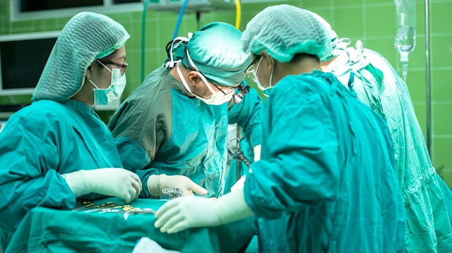 Ameliyat yapan doktorlar. Fotoğraf: Arşiv.