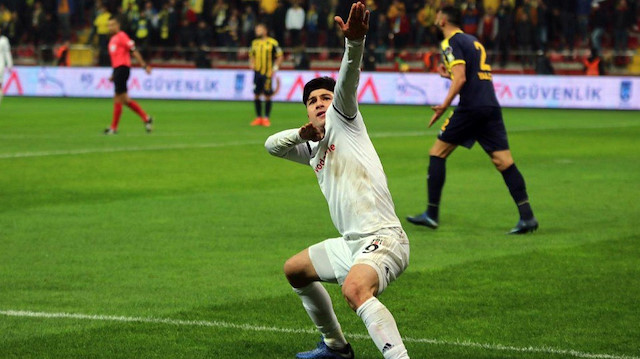 Güven Yalçın Süper Lig'de çıktığı 15 maçta 2 gol atarken 3 de asist yaptı.