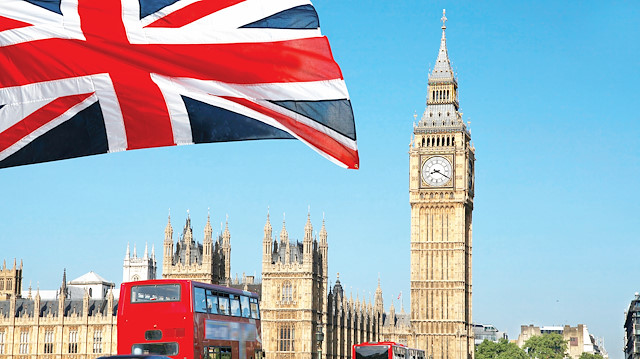 Londra'da Westminster Sarayı'nın yanındaki Big Ben isimli ünlü saat kulesi.