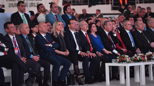 Ekrem İmamoğlu ve eşi Dilek İmamoğlu ortada CHP'nin aday tanıtım toplantısında.