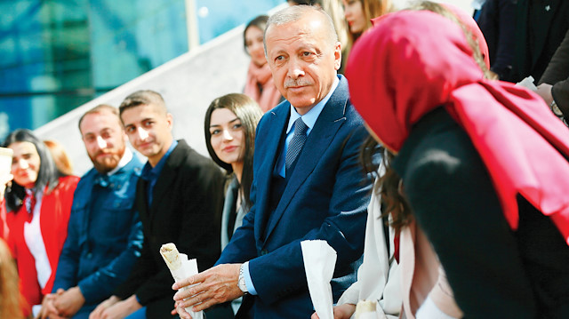 Atakule’de buluştuğu gençlerin sorularını cevaplayan Erdoğan programı Twitter, Facebook ve Instagram hesaplarından paylaştı. Erdoğan daha sonra gençlerle döner dürüm yedi.